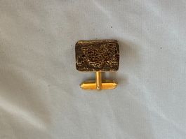 Einzelner Manschettenknopf goldfarben strukturiert