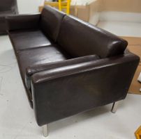 Ledersofa braun 2-Sitzer mit Metallfüssen Zustand gut