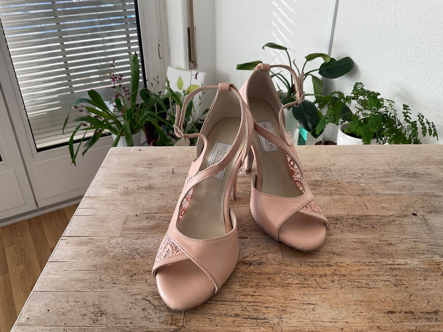Damenschuhe: Einzigartiges Design / Unique Design High Heels – Neu und originalverpackt aus Meilen von 1928NixilGnuey