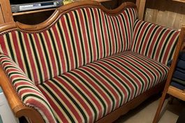 Biedermeiersofa mit schönem Farbenspiel
