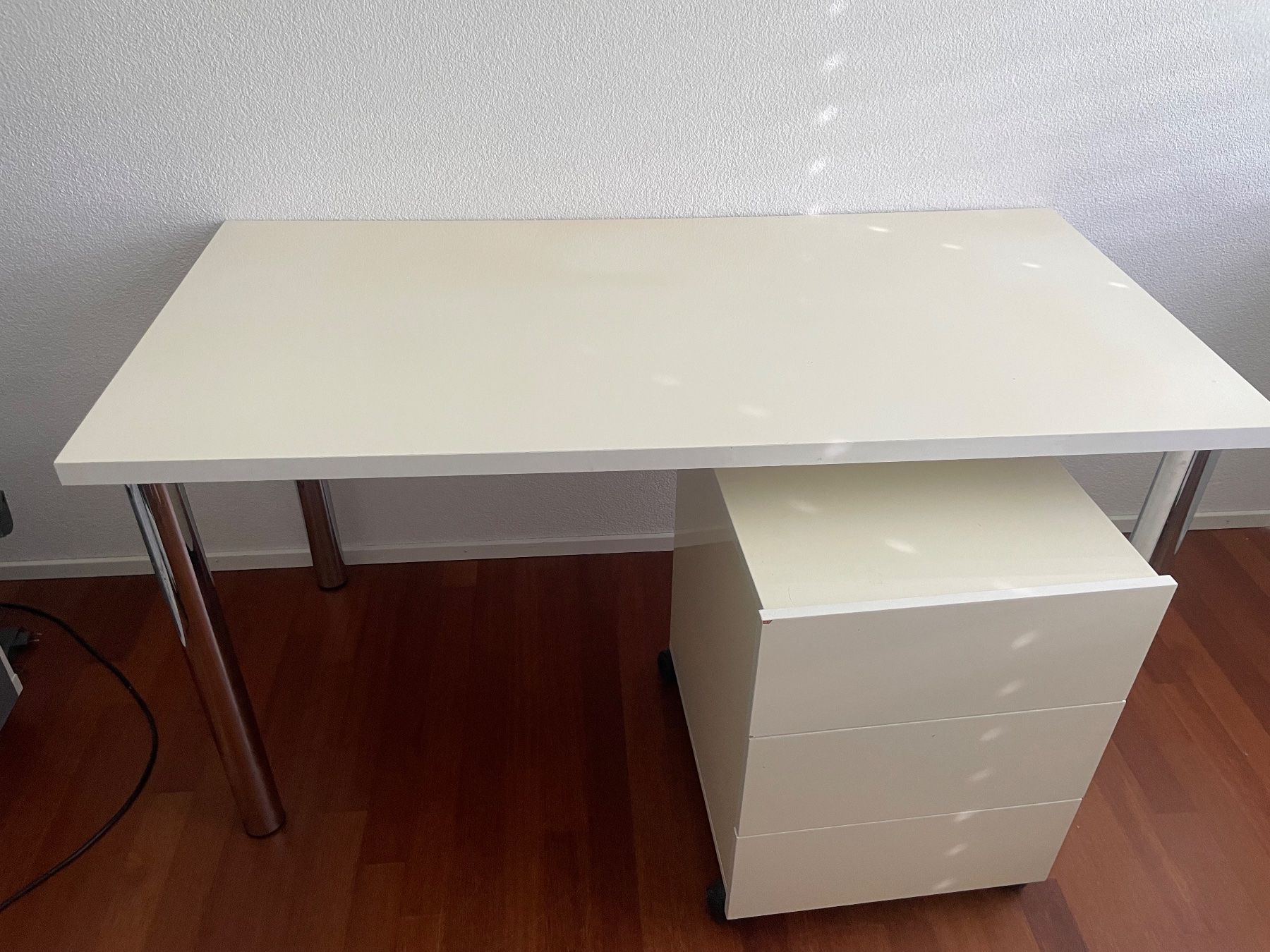 Schreibtische: Tisch Lack Weiss mit Korpus 100x70 cm – Gebraucht aus Adligenswil von mer_lin 2