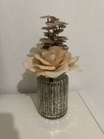 Vase mit Kunstblumen