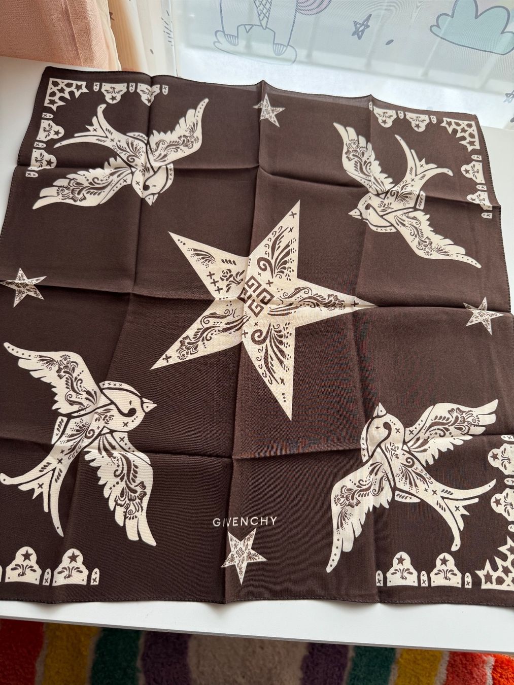 Givenchy Foulard & Sciarpe: Givenchy Tuch Foulard Swallow – Usato da Schaan venduto da MivrSh 2