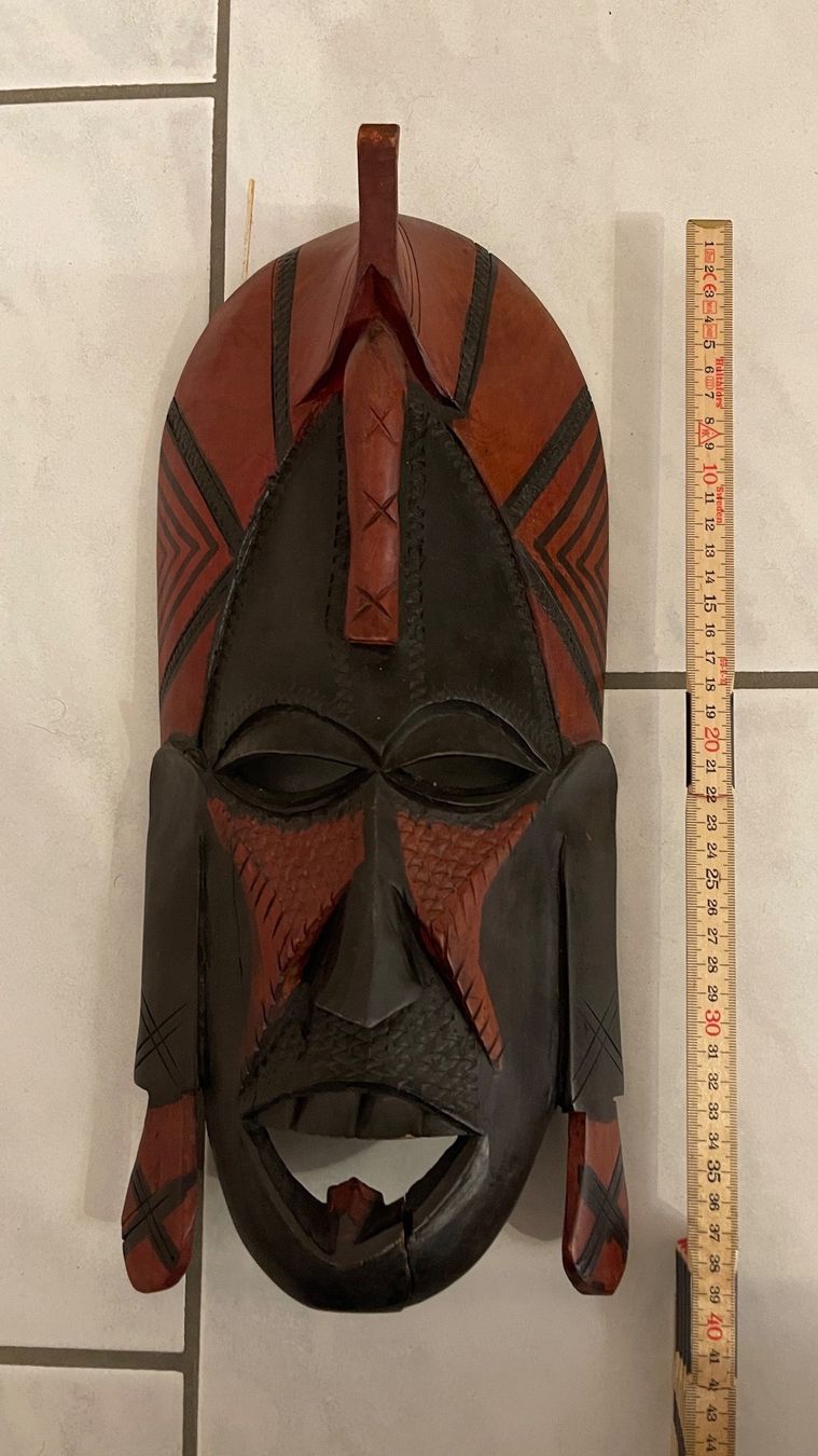 Internationale Kunst: Afrikanische Holz Maske Handgeschnitzt – Gebraucht aus Etzgen von Vendomondo
