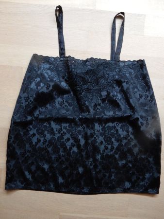 klassiches Top in schwarz mit Spitzen + Blumendesign
