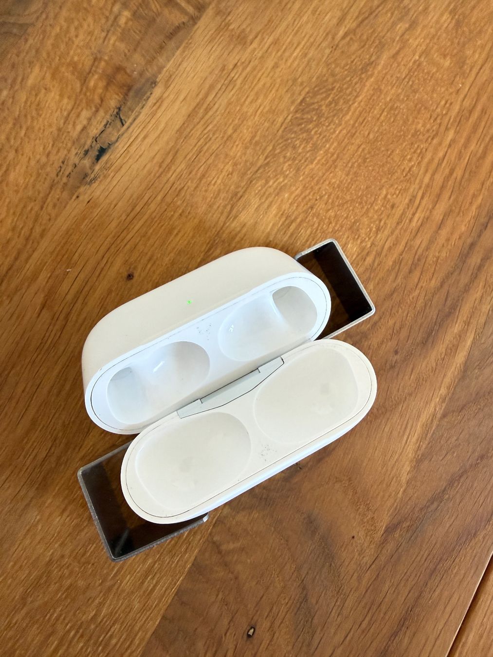 Apple Cuffie: APPLE AirPods Pro 1 Charging Case – Usato da Lausanne venduto da Nine1982 2