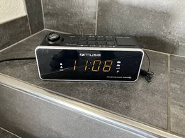 Radiowecker mit Uhr Projektion an der Wand