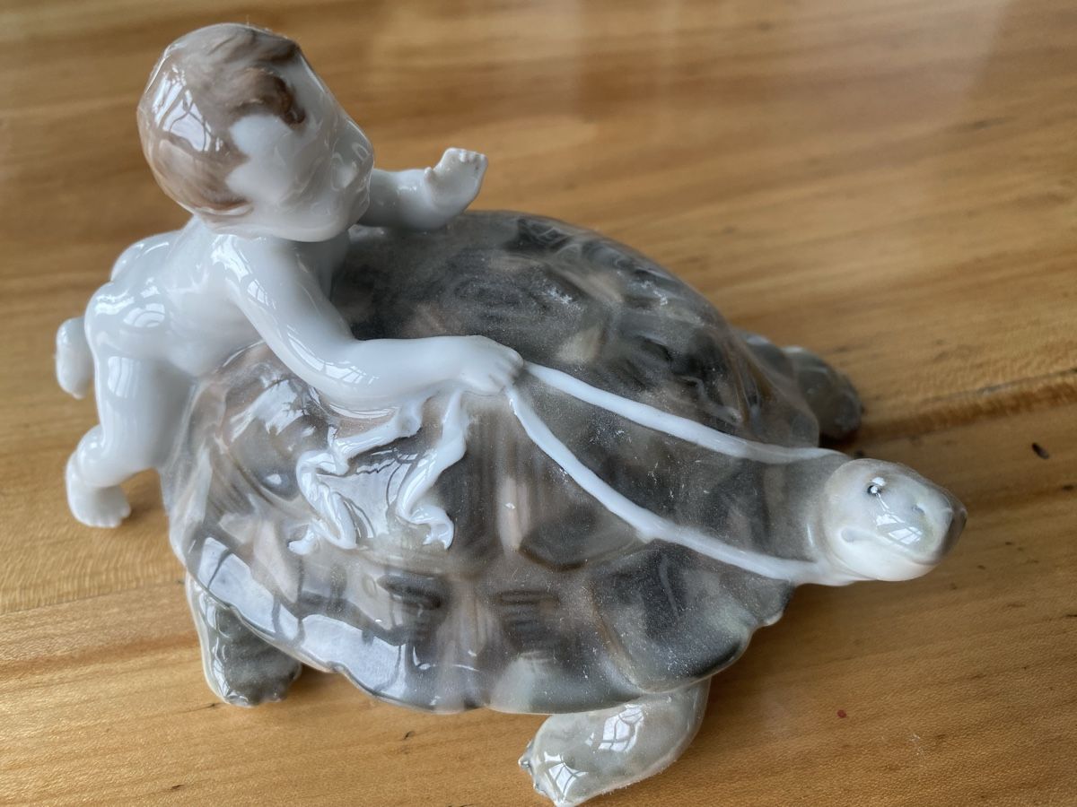 Rosenthal Statuette: Rosenthal, Schildkröte mit Amorette – Usato da Buochs venduto da Chreschte2