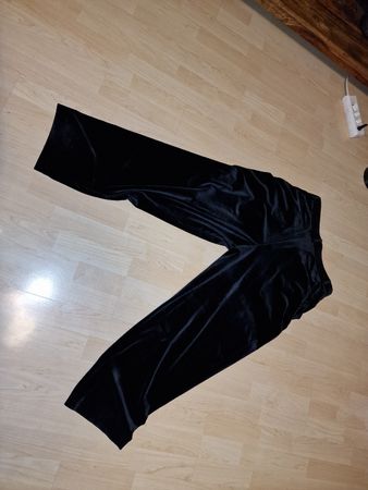 Schwarze Samthose, Grösse L, neuwertig & stylisch!