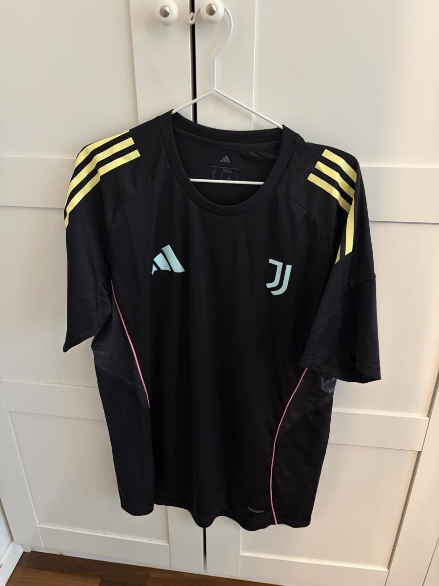 Juventus Canottiere & Pantaloni: Juventus Trainingsshirt – Nuovo (secondo la descrizione) da Grenchen venduto da lyn_8w2w