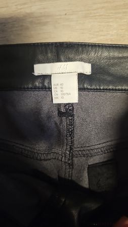 Pantalon H&M effet cuir noir avec oeillets, style unique