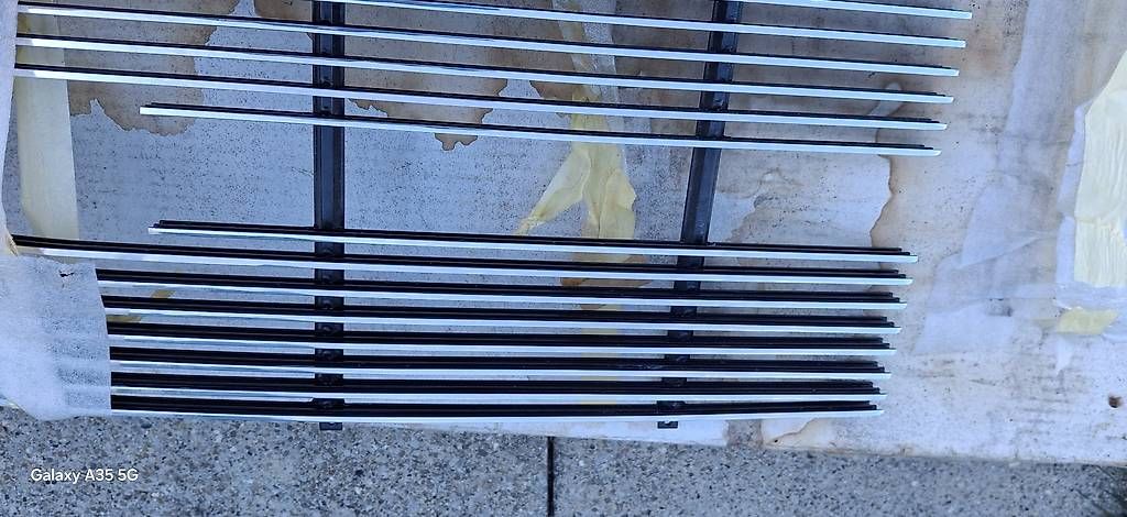 Tutti pezzi di ricambio auto: Kühlergrill  – Nuovo e nell'imballaggio originale da Kallnach venduto da Xx219