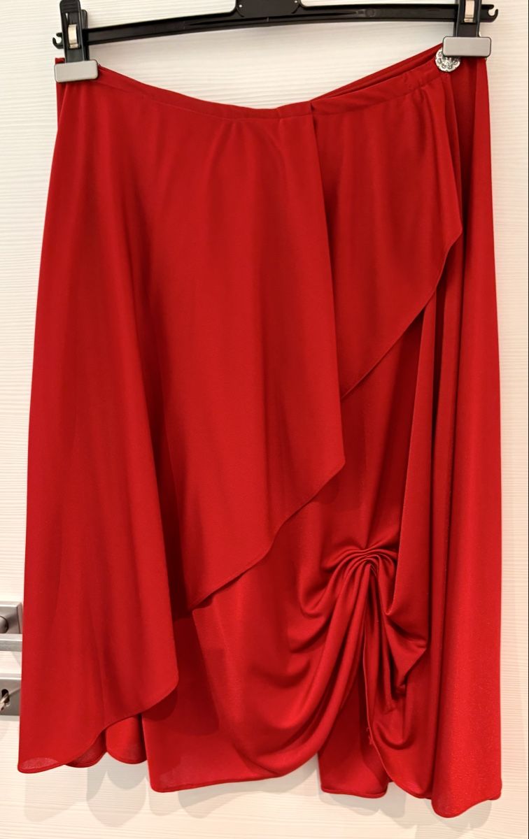 Röcke: Roter Rock, Gr. 42 - 44 elegant & festlich – Gebraucht aus Bellinzona von ModaLugano 1