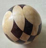 Dekorative Holzkugel-Strumpfkugel mit schönen Intarsien