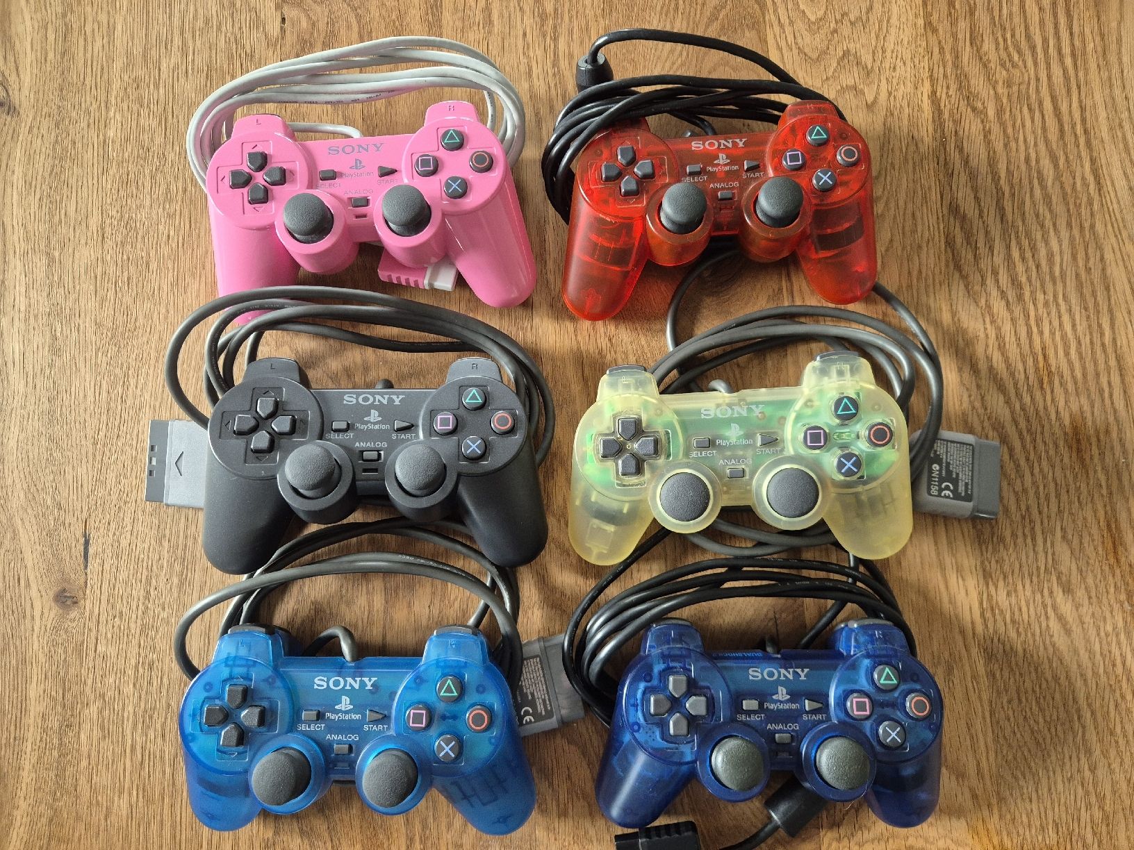 Sony Controller: 6x PS2/PS1 Controller 🎮 Tutti Farben,  – Usato da Gümligen venduto da kurt2591989