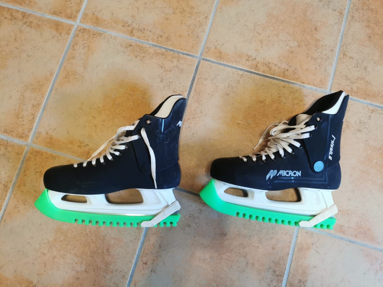 Pattini da ghiaccio: Herrenschlittschuhe Gr. 42 – Usato da Steffisburg venduto da RnPerformanceShop