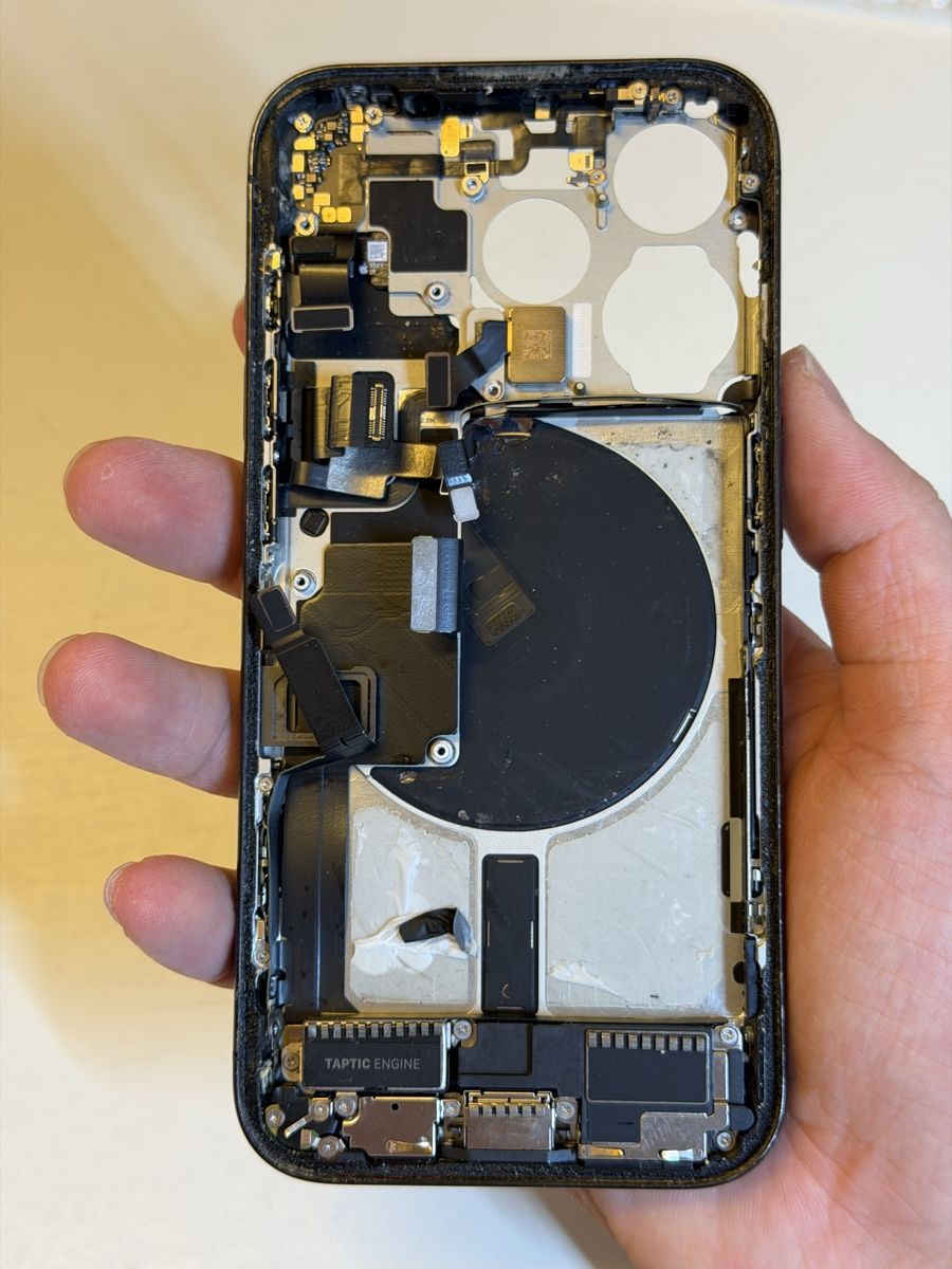 Apple Telefoni cellulari / Smartphones: iPhone 15Pro Gehäuse – Difettoso da Chur venduto da beverlyone