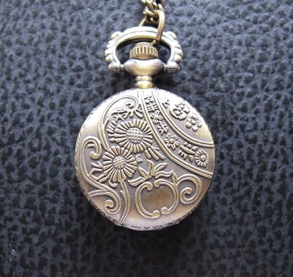 Orologi: Umhängeuhr Gerippe Skelett Gothic Style – Nuovo (secondo la descrizione) da Schwanden GL venduto da UHRKNALL 2