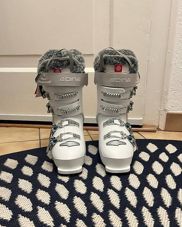 Scarpe da donna: Chaussures de ski Alpina – Usato da Petit-Lancy venduto da Sejogurl