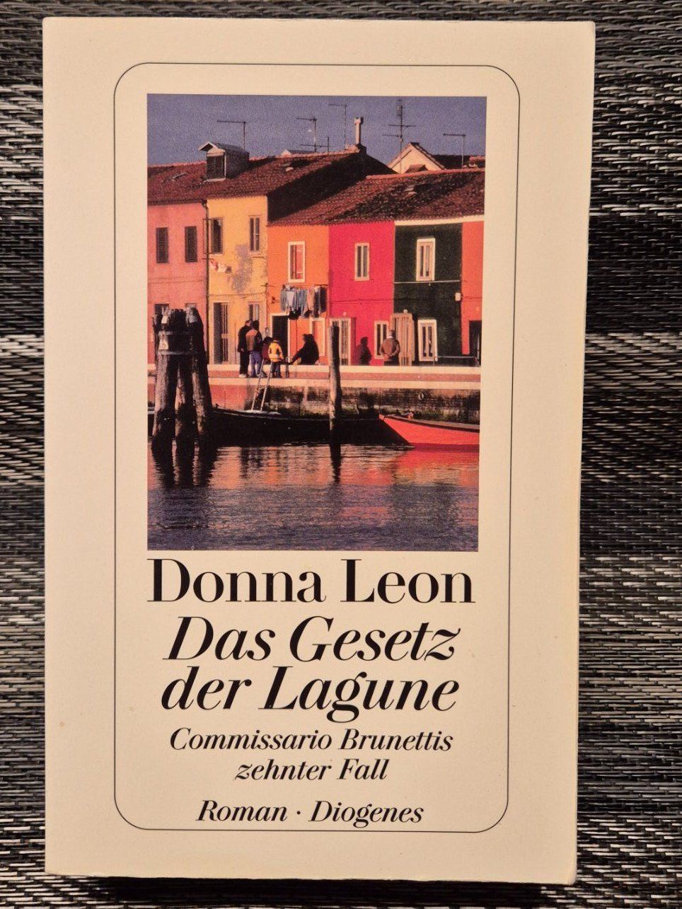 Bücher: Donna Leon: "Das Gesetz der Lagune" – Gebraucht aus Rüttenen von Mushorn