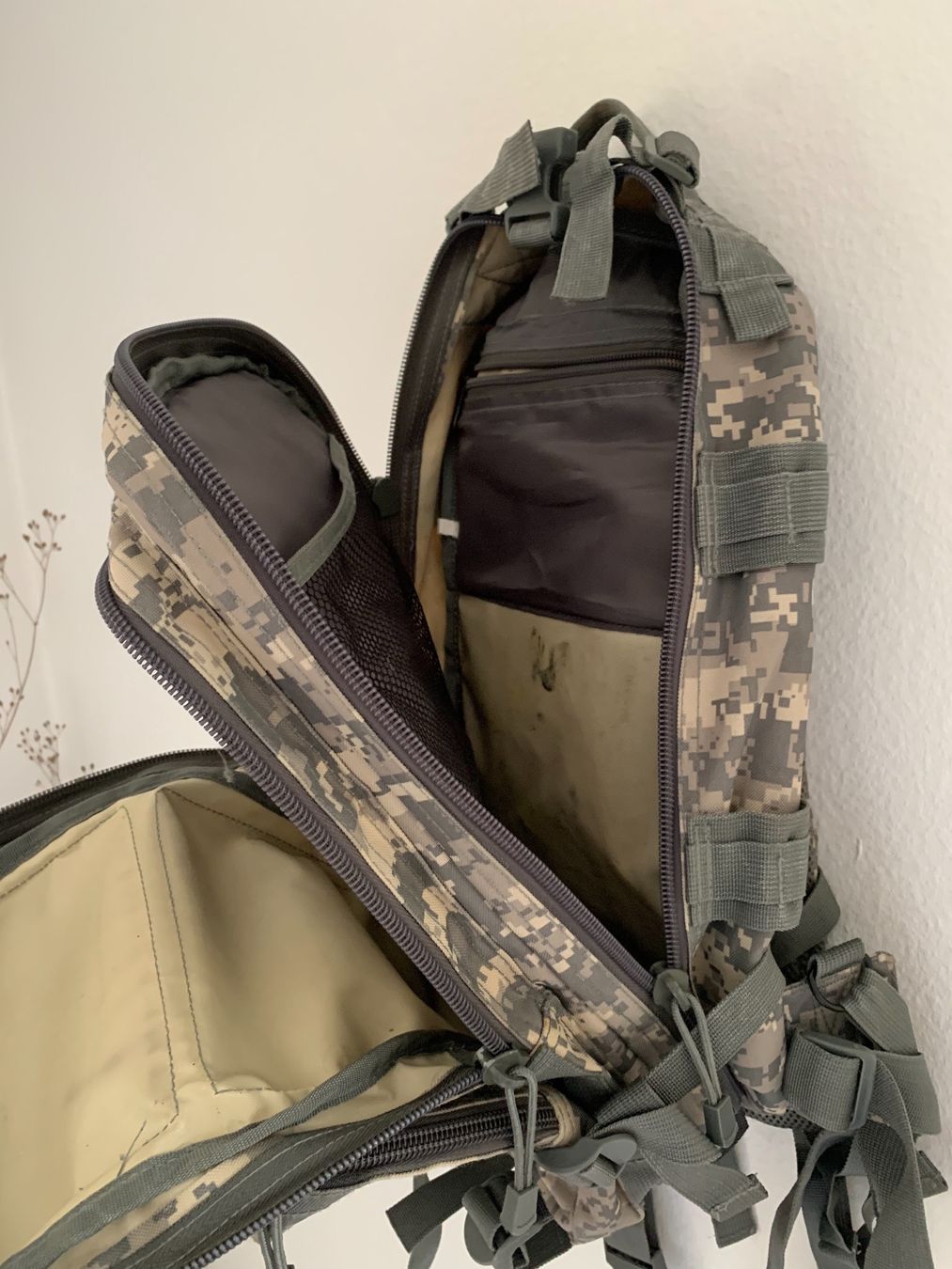 Zaini: Assault Day Pack Rucksack Militär – Usato da Benken SG venduto da tame_impala 7