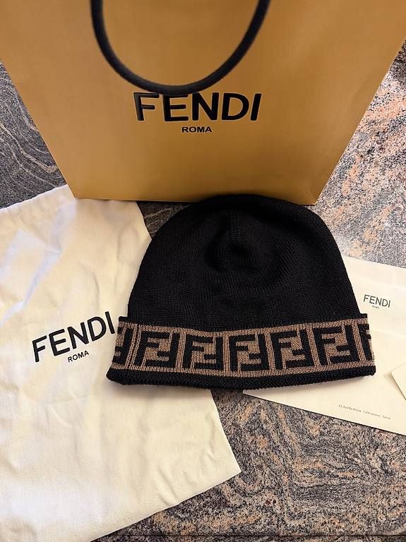 Copricapi, berretti & cappellini: Bonnet Fendi – Usato da Epalinges venduto da Forex.master 2