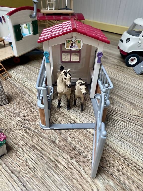 Jouets: Schleich Pferdebox – D'occasion à Biel-Benken BL par anj_bx2k
