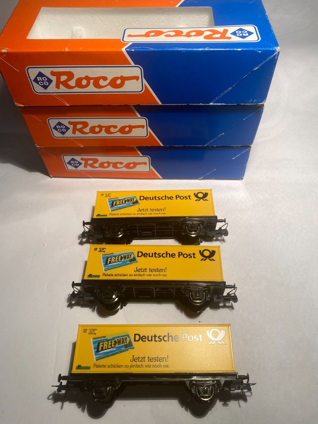 Roco Modellini di ferrovie: ROCO 3x 47251 Containerwagen "Deutsche Post Freeway" DB, DC – Usato da Buchrain venduto da Modellbahn11