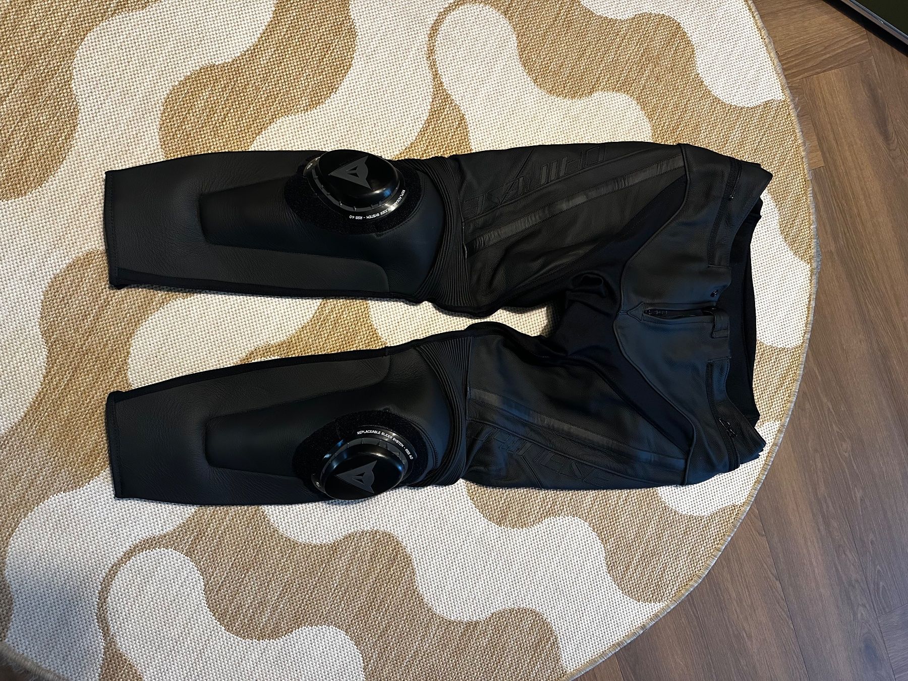 Dainese Pantaloni: DAINESE Lederhose Delta 4 grösse 54 – Usato da Rickenbach LU venduto da reachthesky