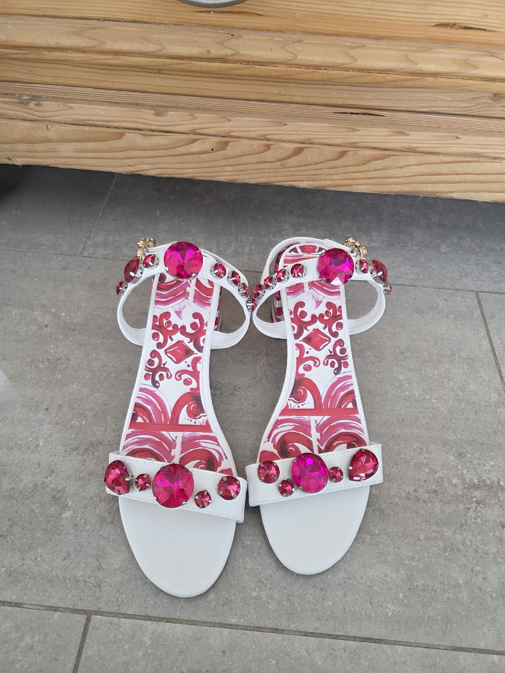 Damenschuhe: Sandalen mit pinken Steinen, Gr. 39 – Neu (gemäss Beschreibung) aus Wiesendangen von Sinhuk 4