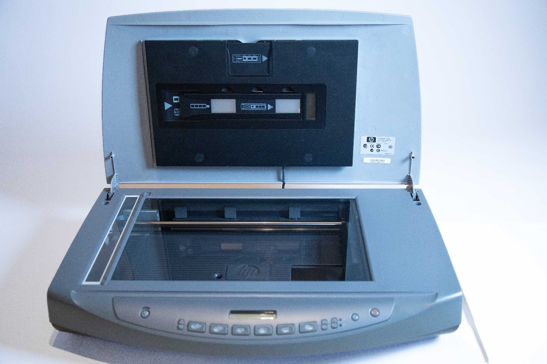 Hewlett Packard Scanner: HP Scanjet 8200 Flachbettscanner mit Durchlichteinheit – Usato da Basel venduto da Lightfish 2