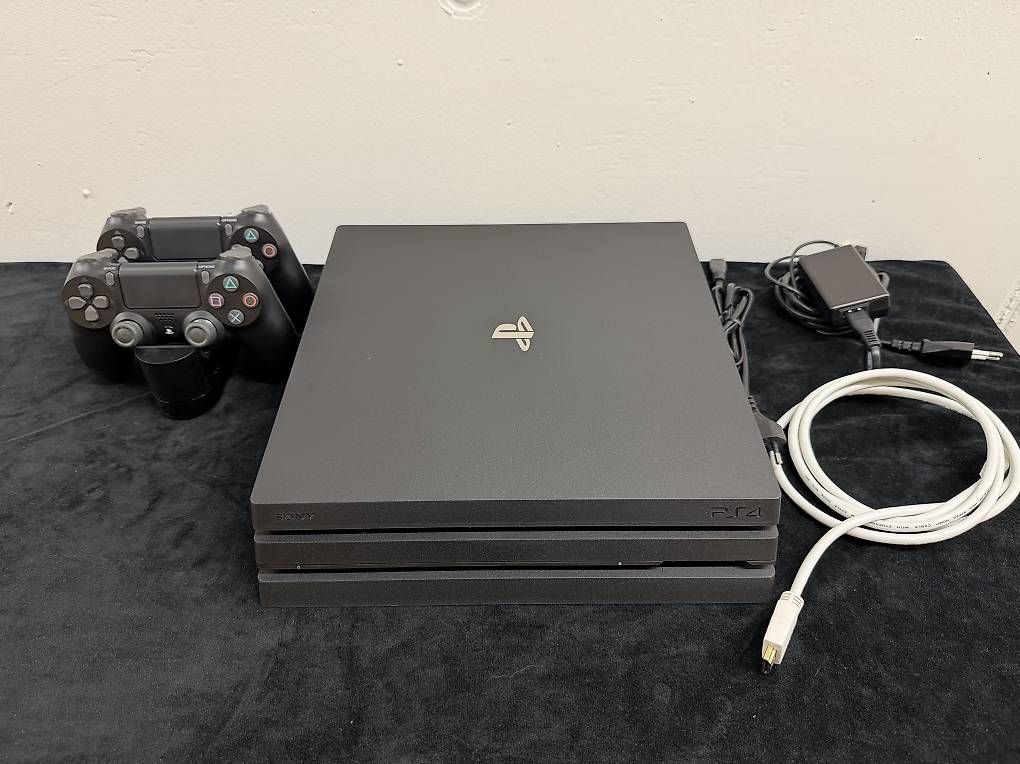 Console: Playstation 4 mit 2 Controller und Ladestation – Usato da Zürich venduto da ptrckgil
