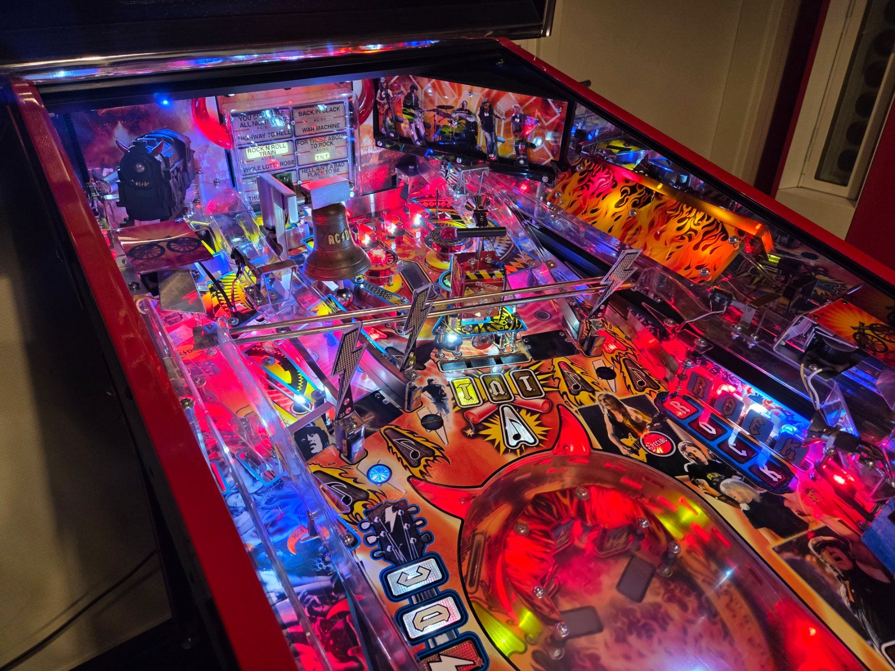 Stern Pinball Flipper: AC/DC Premium Stern Flipperkasten – Usato da Ebnat-Kappel venduto da sim_7gzy 2