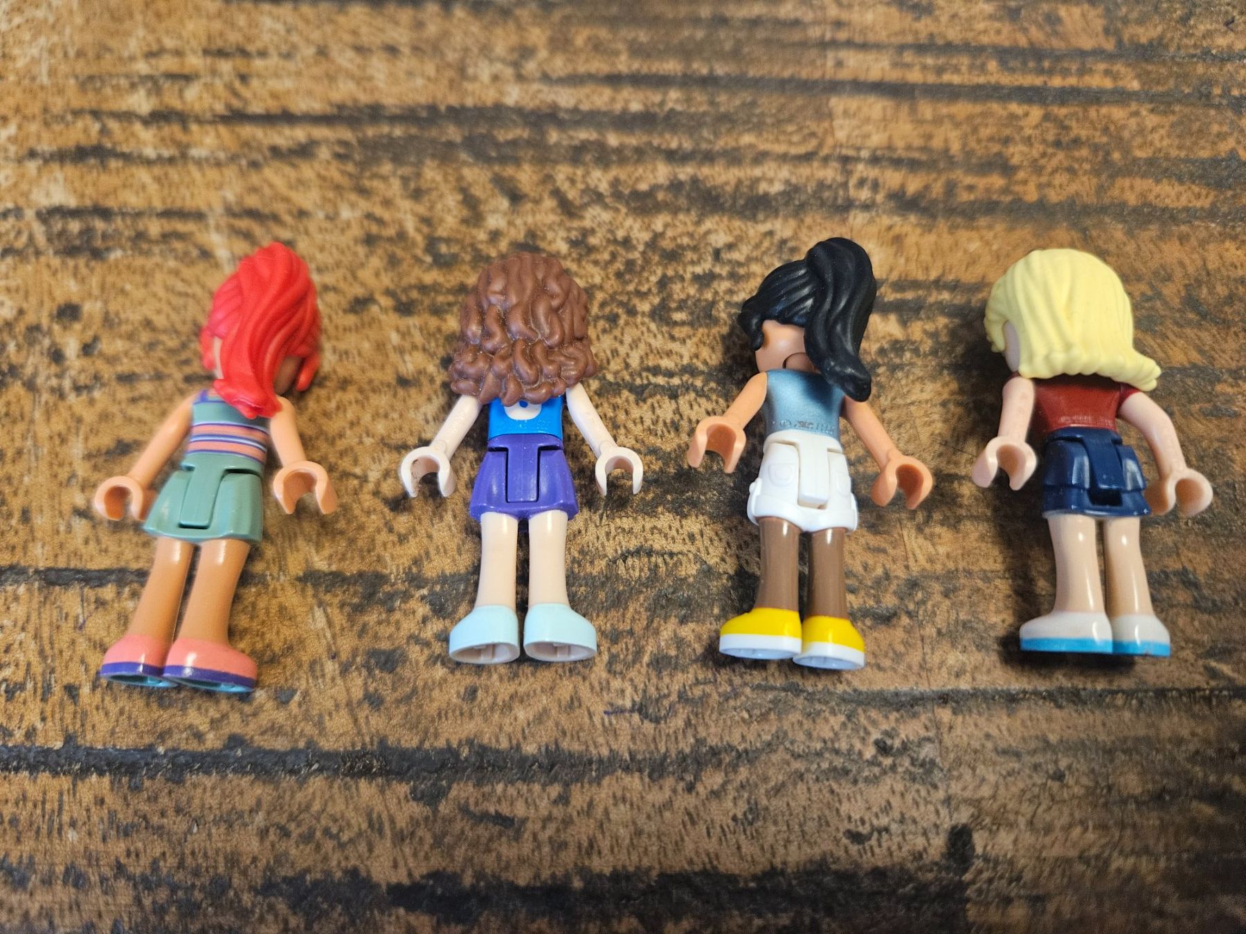Lego Kit di costruzioni: lego lot de 4 figurines friends – Usato da Confignon venduto da Ecrofigs 1