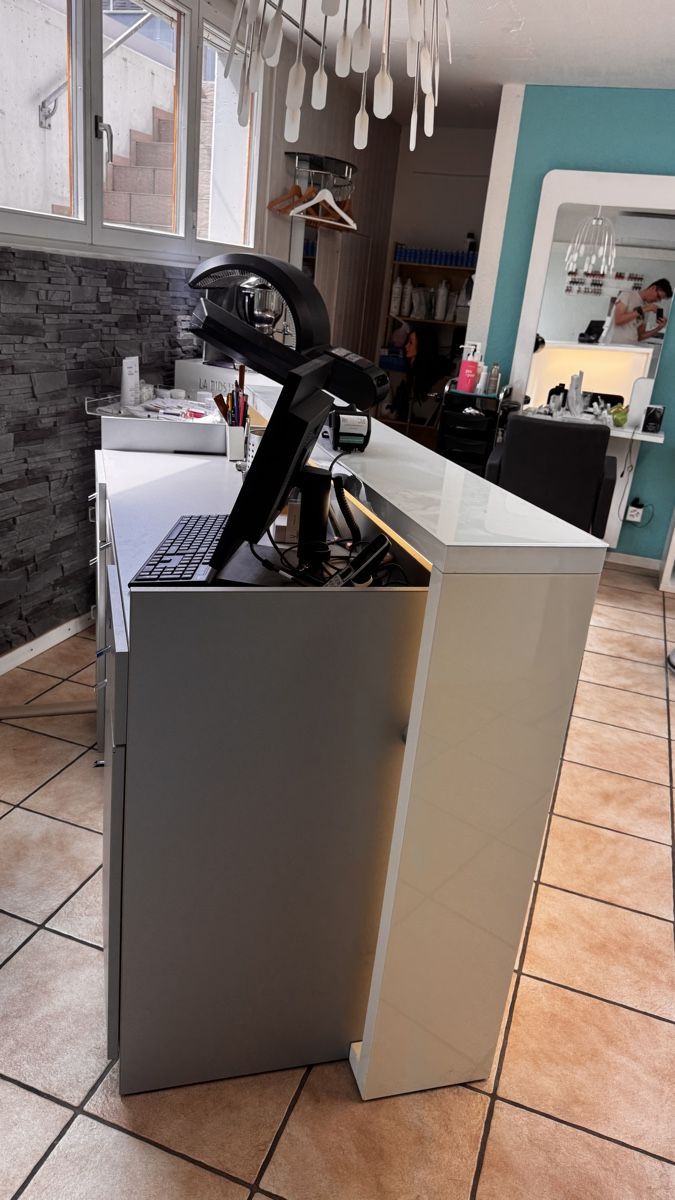 Allestimento di negozi e stand fieristici: Rezeption mit Beleuchtung – Usato da Merenschwand venduto da Ivanhaller 2