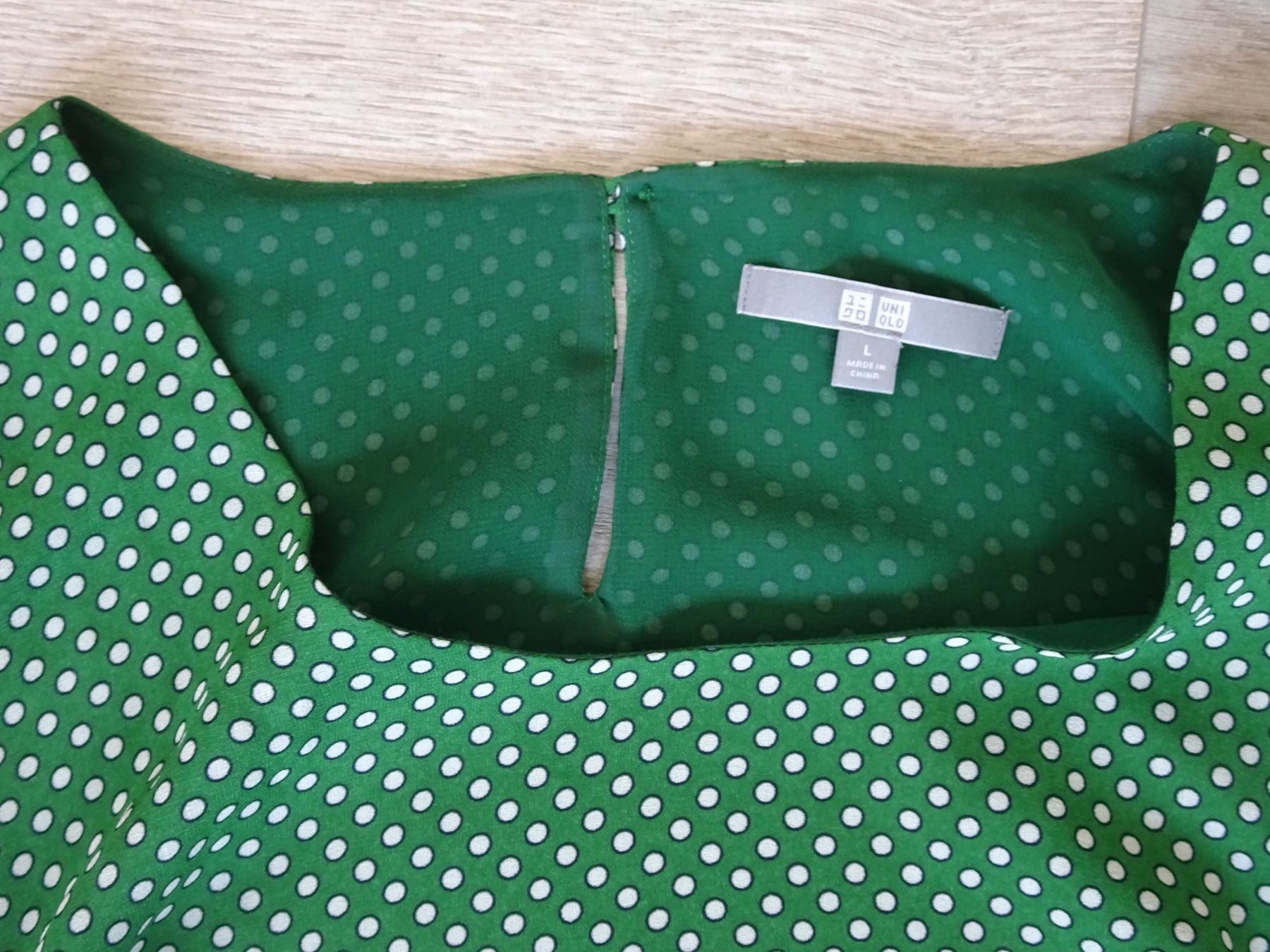 Top: Top grün mit Tupfen, Gr. 40 – Nuovo (secondo la descrizione) da Winterthur venduto da Riiita 2