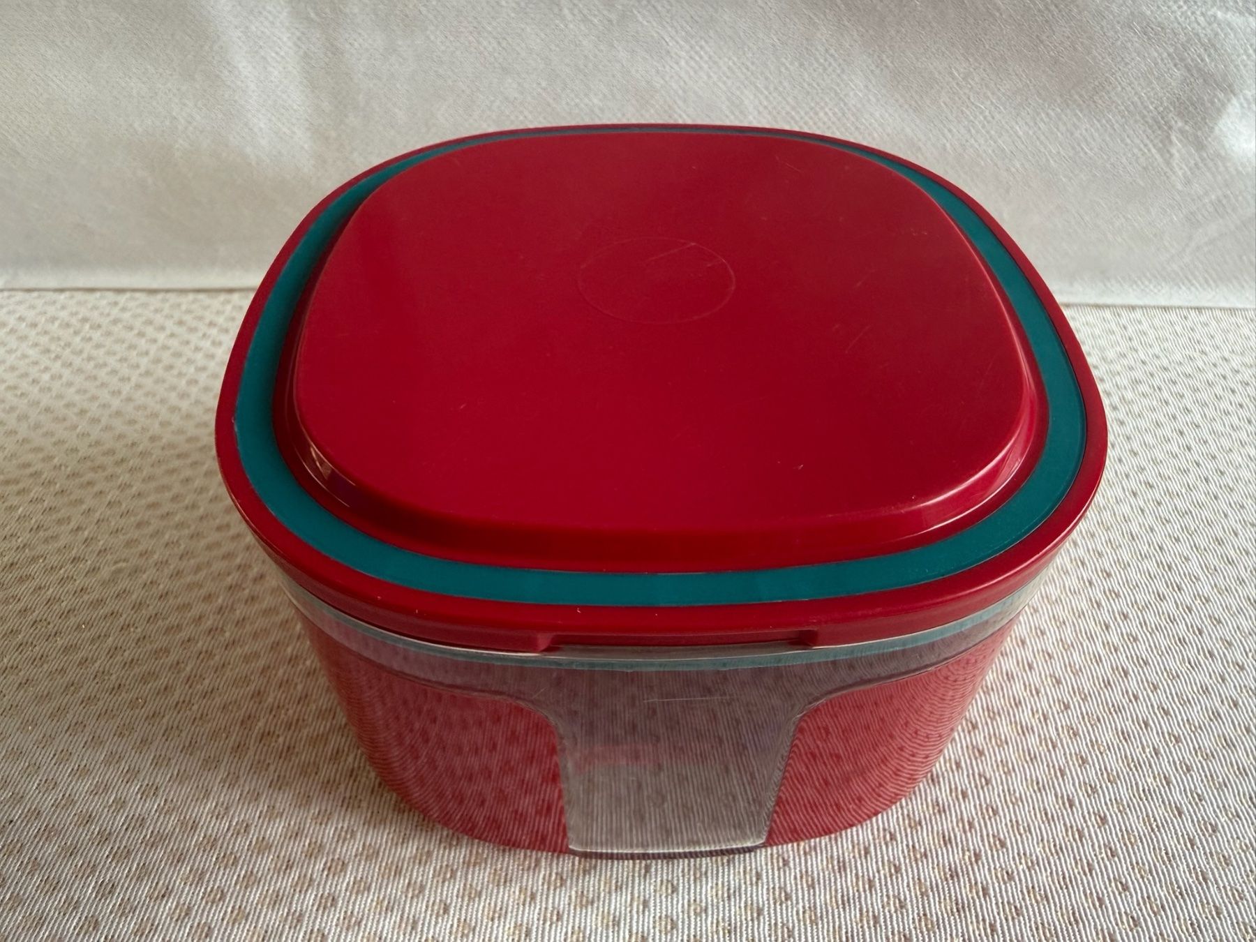 Tupperware Contenitori & Simili: Tupperware - boîte - 0,7L - rouge – Usato da Sion venduto da accroshoes 1