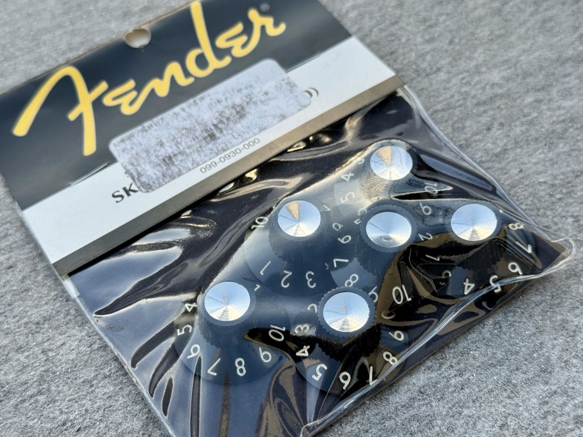 Fender Amplificatori: Fender Amp Skirted Knobs Set (Neu) – Nuovo e nell'imballaggio originale da Winterthur venduto da Crazycorner-8400 1
