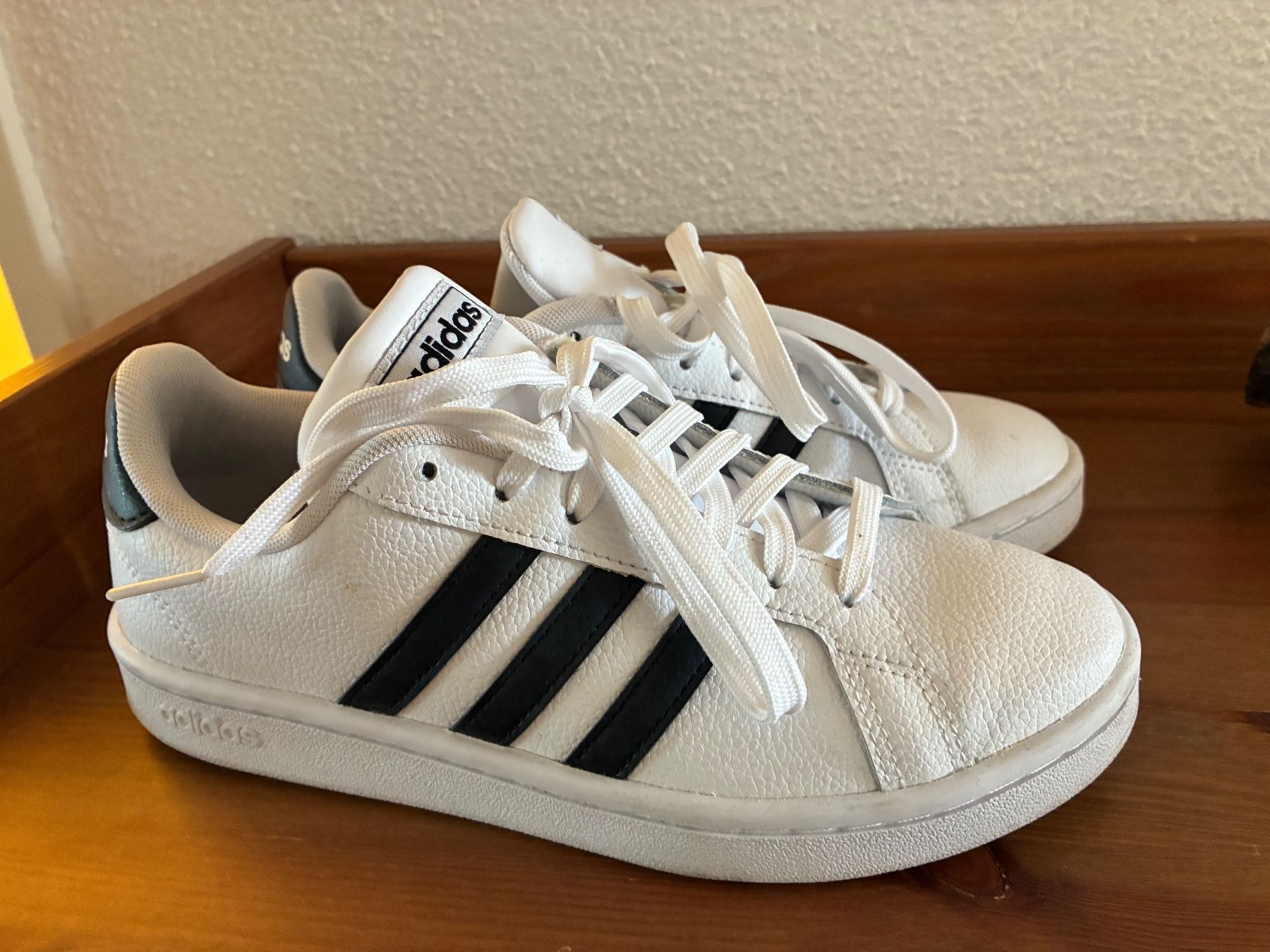 Adidas Chaussures femmes: Adidas Sneaker weiss – D'occasion à Köniz par Joe-Joe 1