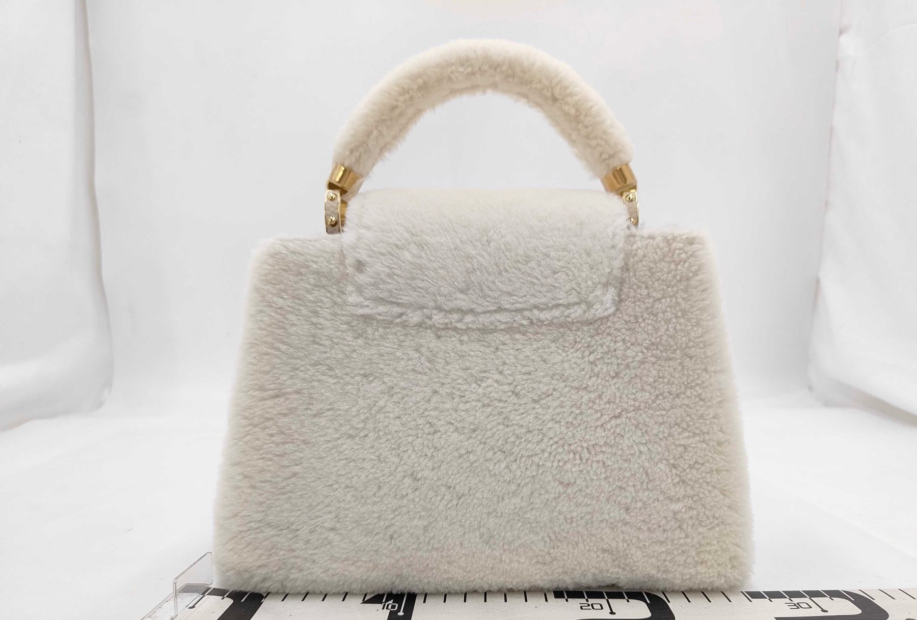 Louis Vuitton Taschen für Damen: 🤍 LOUIS VUITTON CAPUCINES BB SHEARLING – CRÈME / IVORY – Neu (gemäss Beschreibung) aus St. Gallen von Love_Luxury 1