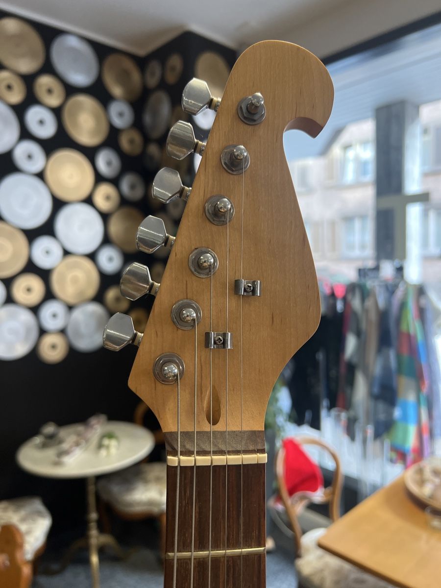 Musikinstrumente: E-Gitarre Sunburst mit Gitarrenständer – Gebraucht aus Rorschach von TrendyDeals 2