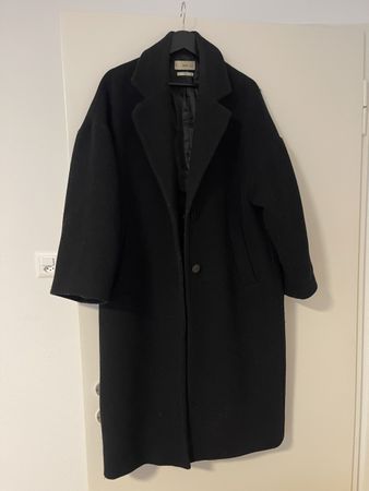Schwarzer Wollmantel von Mango