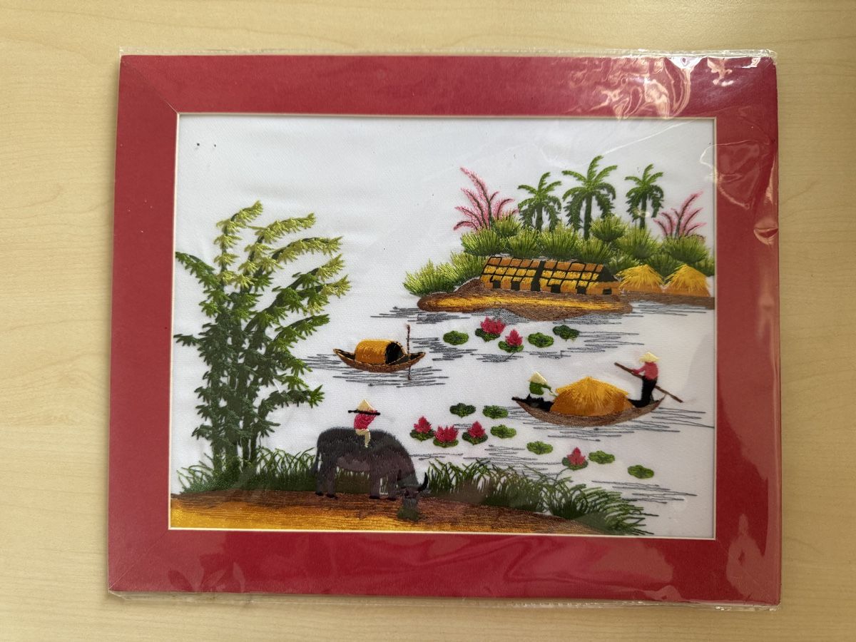 Dipinti: Framed Vietnamese Silk Embroidery Artwork – Nuovo e nell'imballaggio originale da Zürich venduto da aus_r2dq