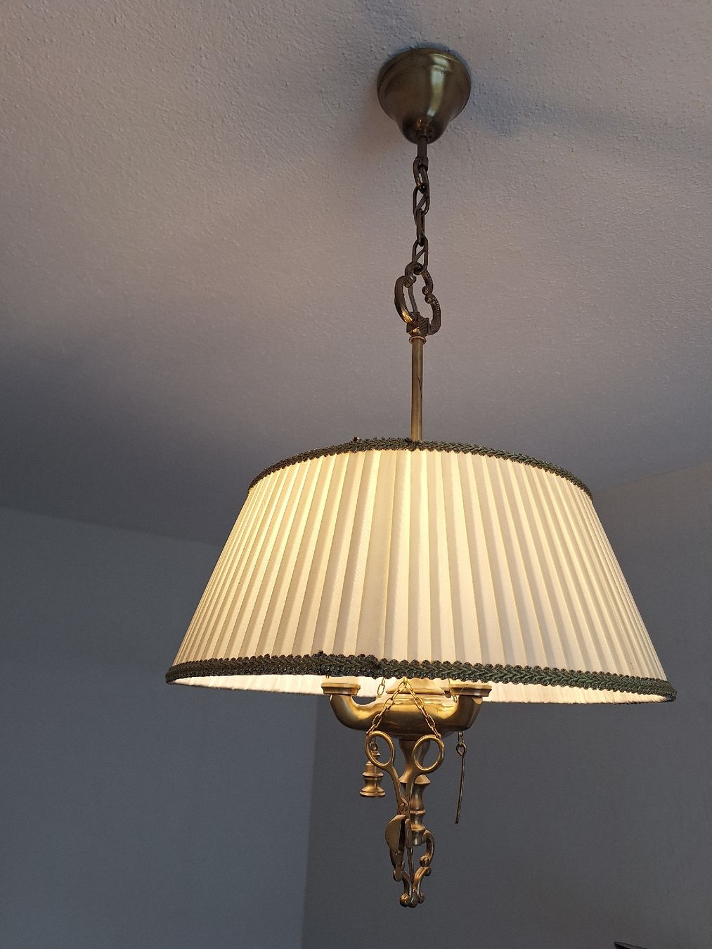 Kronleuchter & Deckenlampen: Hängeleuchte Messing mit Plisseeschirm gebraucht – Gebraucht aus Regensdorf von Schmim 1
