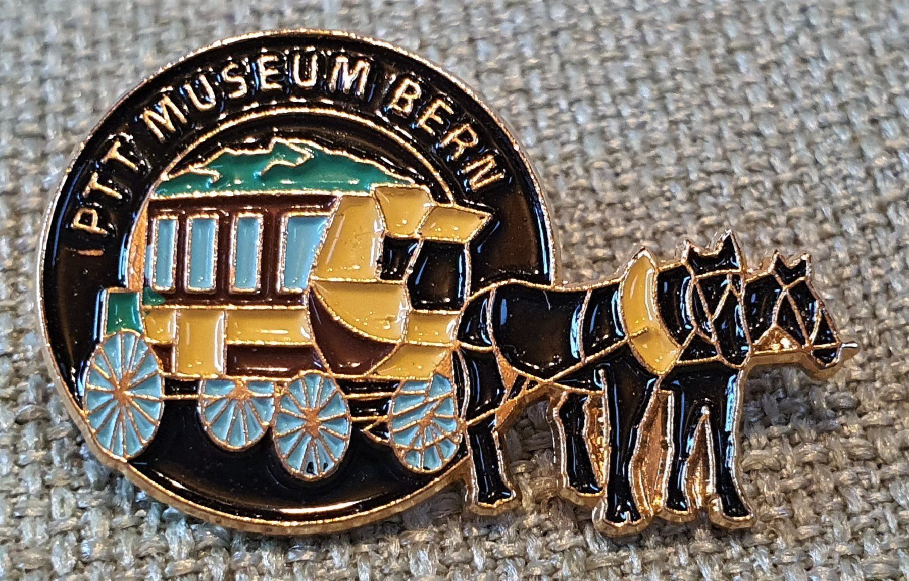 Placchette & Badge: A425 - Pin PTT Museum Bern Postkutsche – Usato da Reinach BL venduto da Boston-Verkauf