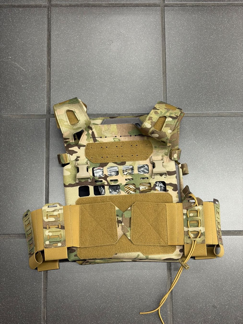 Gilets & Westen: Gilet porte plaques CPC-LP Multicam – Neu (gemäss Beschreibung) aus Villars-Ste-Croix von DarkWerx