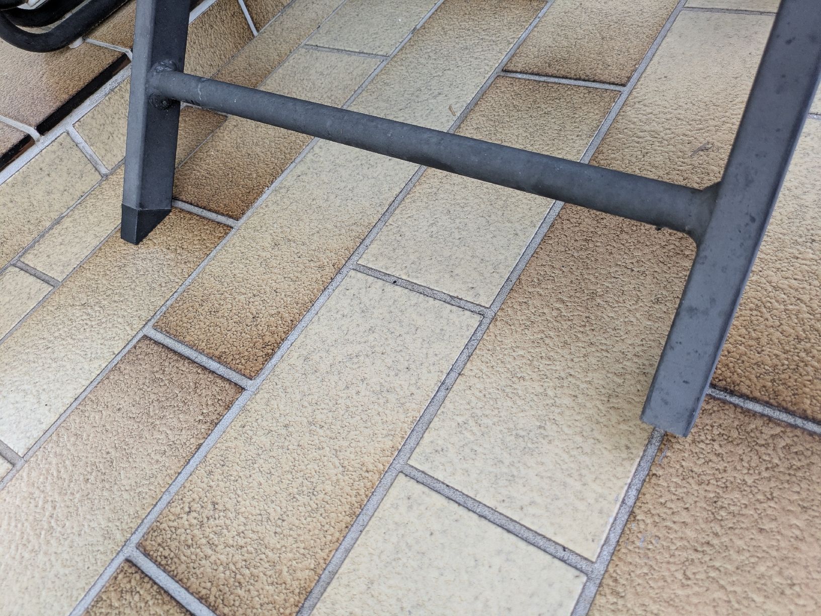 Set di tavolo e panche: Klapptisch mit zwei Stühlen – Usato da Bern venduto da Leali_71 2