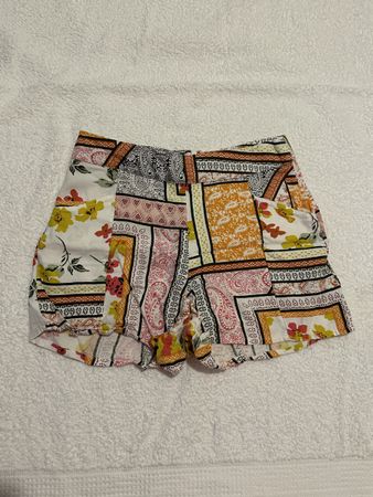 🤎 Shorts mit buntem Muster – ideal für Sommer & Ferien🤎