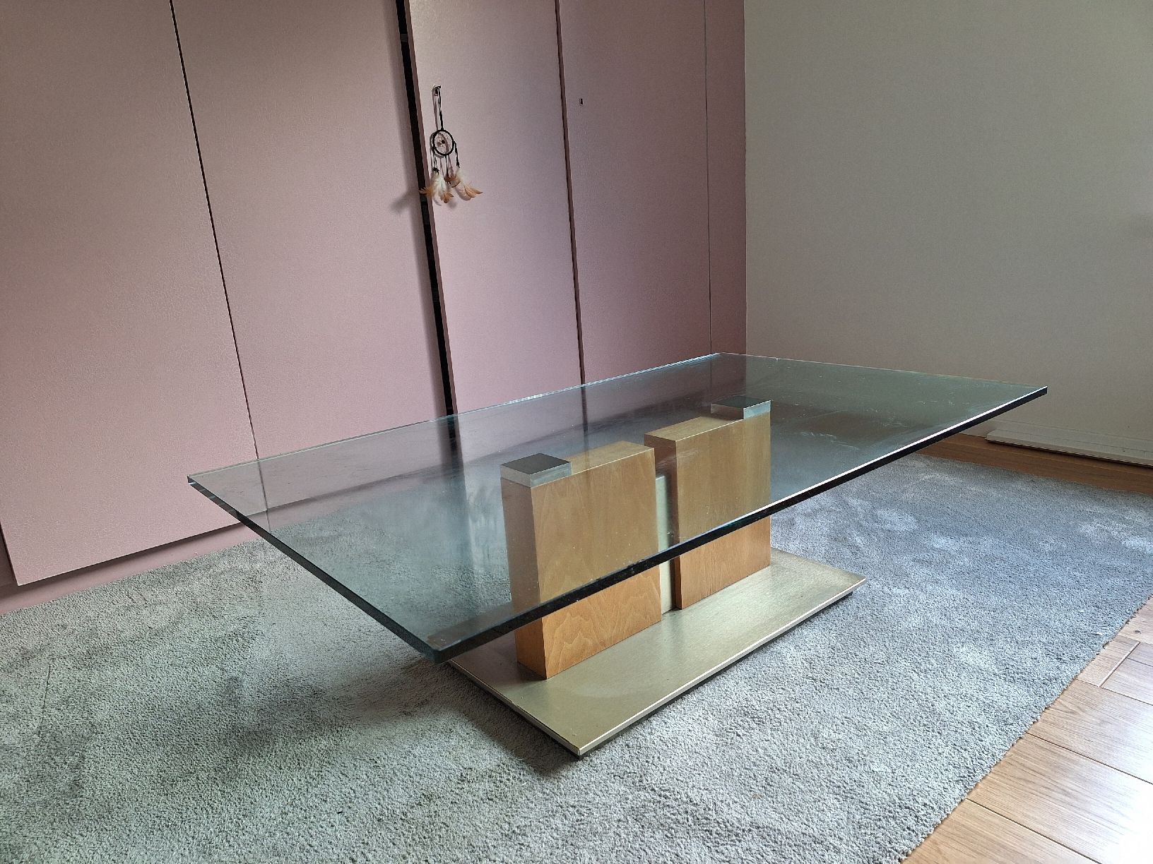 Tavoli: Moderner Glas-Couchtisch mit Holzfuss – Usato da Häuslenen venduto da dieunddas
