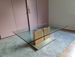 Moderner Glas-Couchtisch mit Holzfuss